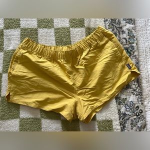 Patagonia Shorts Yellow size.L